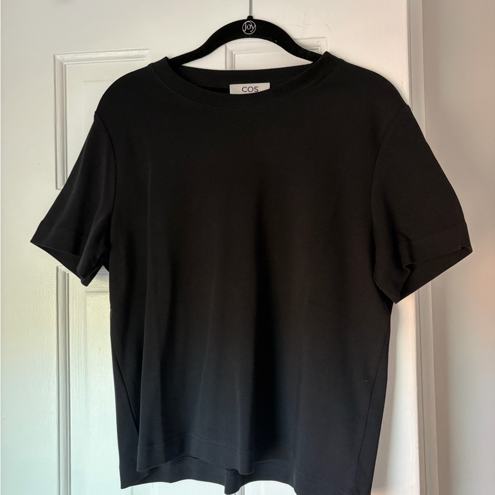 COS CLEAN CUT REGULAR T-SHIRT in Black